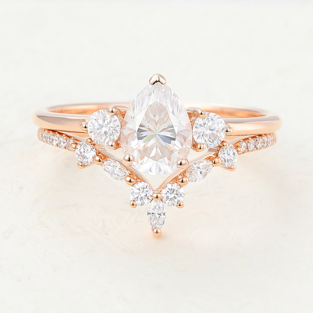 1.0 CT Pear Moissanite Three Stones Bridal Ring Set